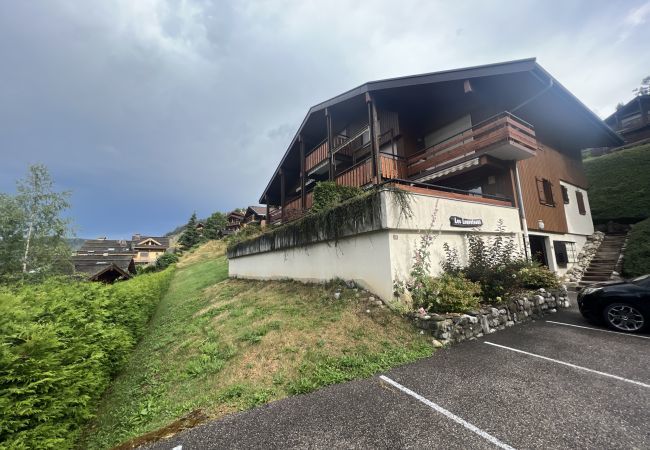 Studio in La Clusaz - Louveteau 3 - Studio with terrace in Confins Valley for 5 people. Studio in La Clusaz - Louveteau 3 - Studio with terrace in Confins Valley for 5 people.