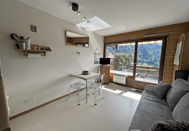 Studio in La Clusaz - Louveteau 3 - Studio with terrace in Confins Valley for 5 people. Studio in La Clusaz - Louveteau 3 - Studio with terrace in Confins Valley for 5 people.