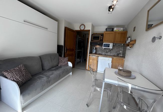 Studio in La Clusaz - Louveteau 3 - Studio with terrace in Confins Valley for 5 people. Studio in La Clusaz - Louveteau 3 - Studio with terrace in Confins Valley for 5 people.