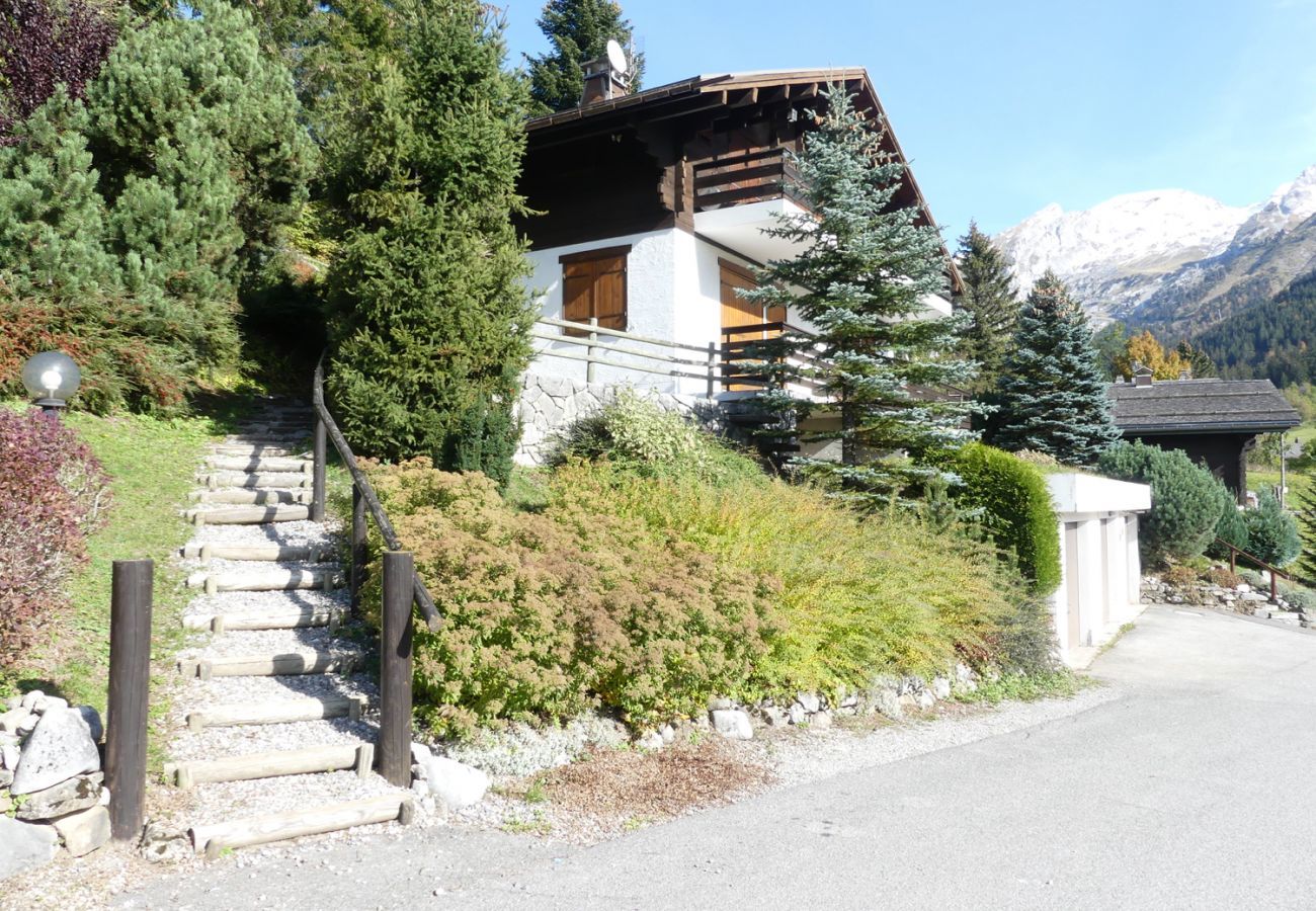 Chalet access with garage