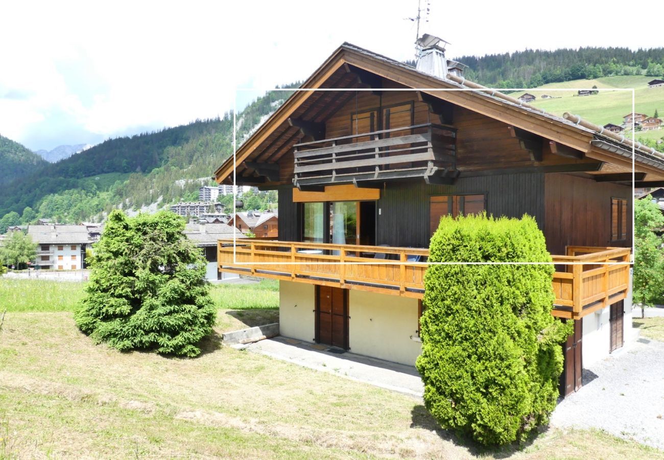 Chalet in La Clusaz - Ty menez 2 - Apartment in chalet 2*, on the ski slopes for 9 people