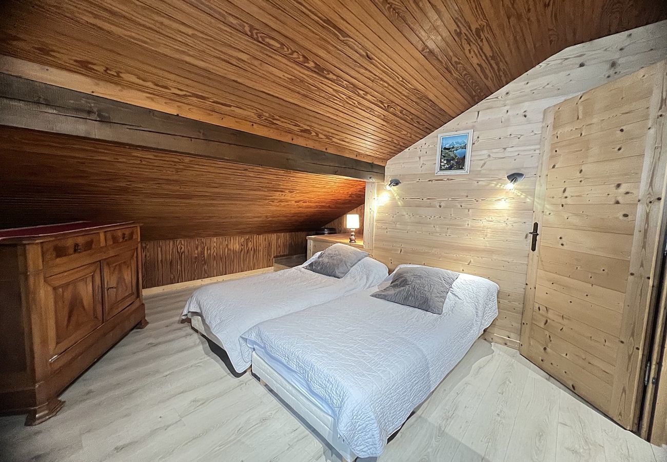 Chalet in La Clusaz - Ty menez 2 - Apartment in chalet 2*, on the ski slopes for 9 people