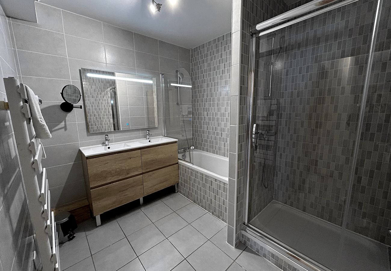 Apartment in La Clusaz - ref 553  Appart T2+cabine meublé de 54,69 m² LMNP