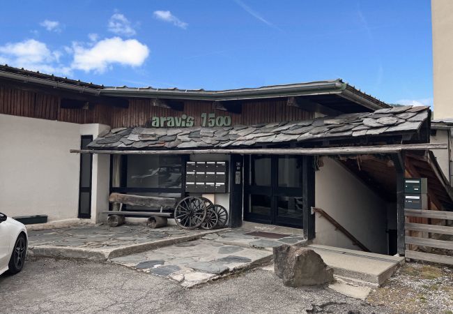 Appartement à La Clusaz - Aravis 1500, appartement 11 - 2* skis aux pieds 6 pers. Appartement à La Clusaz - Aravis 1500, appartement 11 - 2* skis aux pieds 6 pers.