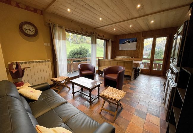 Chalet à La Clusaz - Ty menez 2 - Appartement dans chalet  2*, skis aux pieds 9 pers. Chalet à La Clusaz - Ty menez 2 - Appartement dans chalet  2*, skis aux pieds 9 pers.