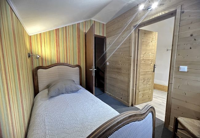 Chalet à La Clusaz - Ty menez 2 - Appartement dans chalet  2*, skis aux pieds 9 pers. Chalet à La Clusaz - Ty menez 2 - Appartement dans chalet  2*, skis aux pieds 9 pers.