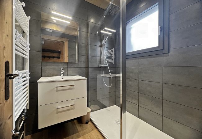 Chalet à La Clusaz - Ty menez 2 - Appartement dans chalet  2*, skis aux pieds 9 pers. Chalet à La Clusaz - Ty menez 2 - Appartement dans chalet  2*, skis aux pieds 9 pers.