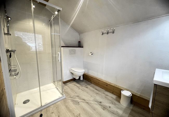 Chalet à La Clusaz - Ty menez 2 - Appartement dans chalet  2*, skis aux pieds 9 pers. Chalet à La Clusaz - Ty menez 2 - Appartement dans chalet  2*, skis aux pieds 9 pers.