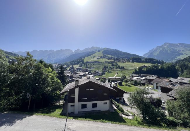 Appartement à La Clusaz - Crepuscule 5 - Appartement proche pistes de ski et village, 2* 4 pers. Appartement à La Clusaz - Crepuscule 5 - Appartement proche pistes de ski et village, 2* 4 pers.