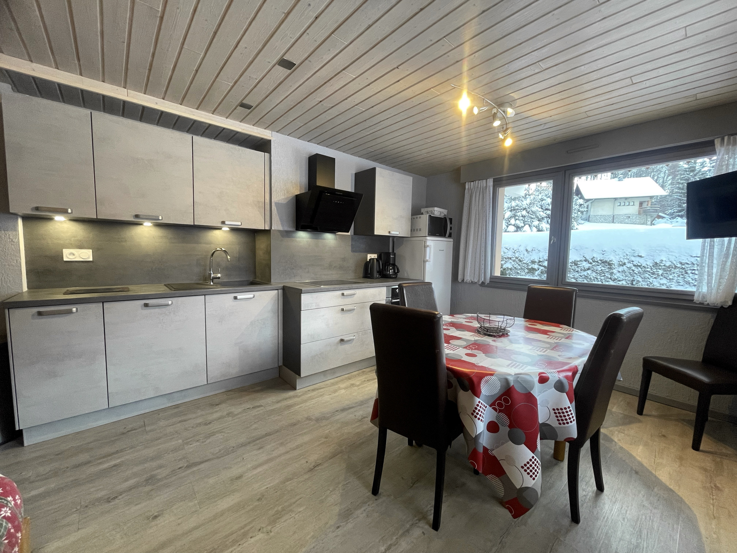  à La Clusaz - Grotte aux Fées D - Appartement au pied des pistes, proche 6 pers. village