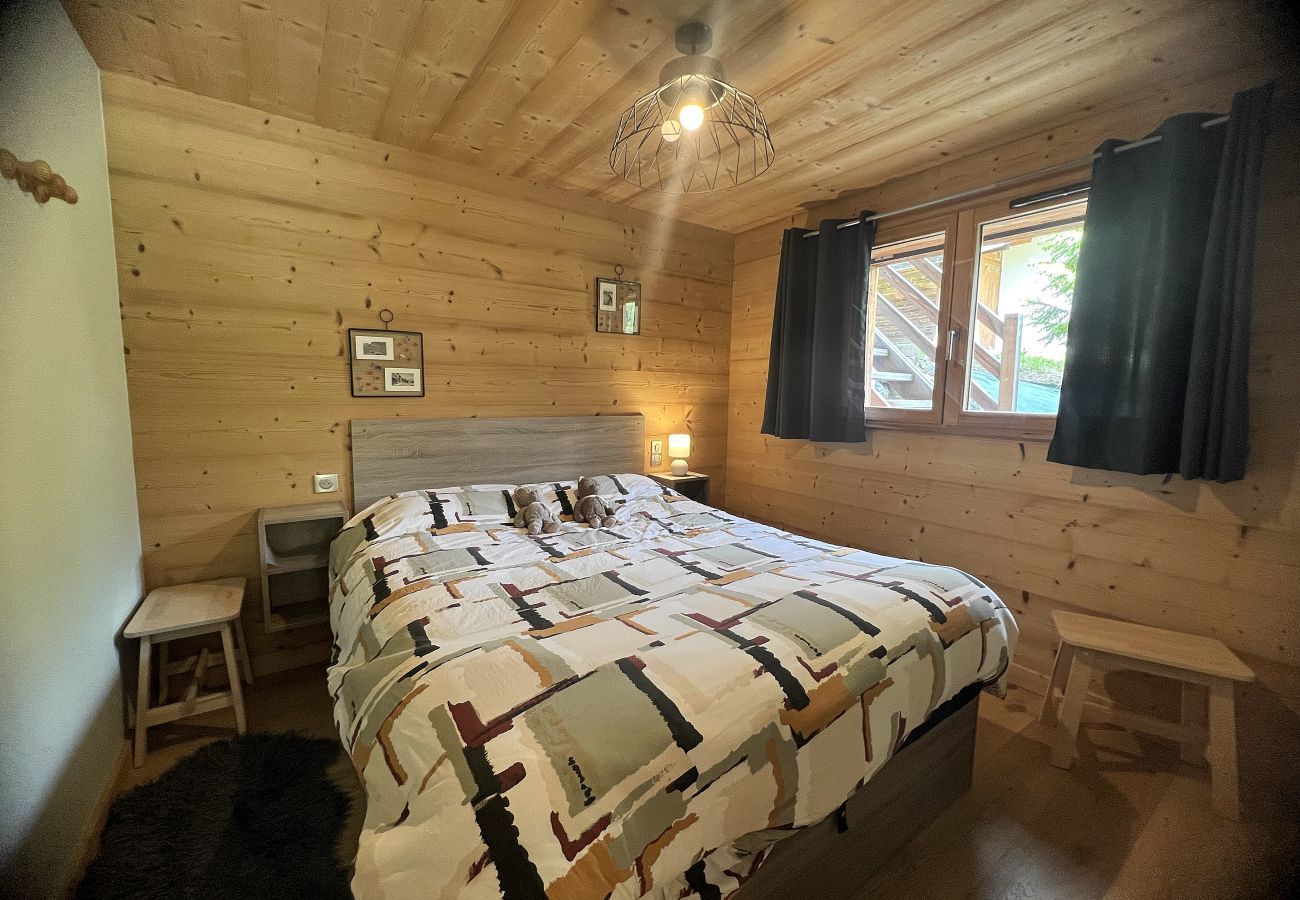 Appartement à La Clusaz -  NOUVEAU A LA LOCATION Charmant T2 récent dans chalet au calme – terrasse/jardin, vue montagne, wifi inclus
