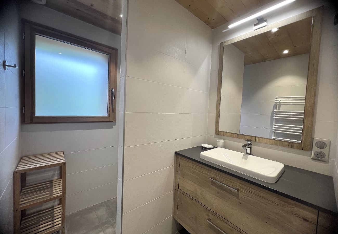 Appartement à La Clusaz -  NOUVEAU A LA LOCATION Charmant T2 récent dans chalet au calme – terrasse/jardin, vue montagne, wifi inclus