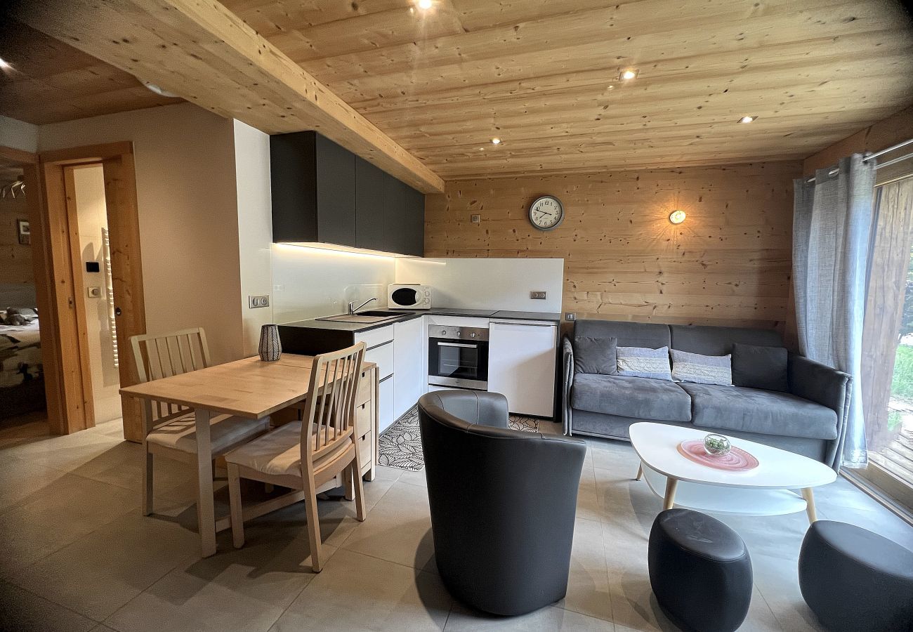 Appartement à La Clusaz -  NOUVEAU A LA LOCATION Charmant T2 récent dans chalet au calme – terrasse/jardin, vue montagne, wifi inclus
